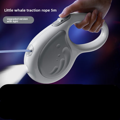 White pet牵引绳手柄带灯，适合遛狗使用，背景为深色